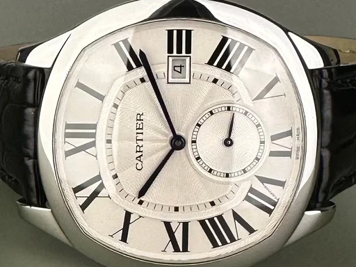 Title: Drive de Cartier. Garanti til 08/2027. Med 2 nye remme.
Brand: Cartier
Model: Drive de Cartier
Ref: WSNM0004
Category: Dress
Diameter: nullmm
Functions: Dato
Year: null
Price: 33000
Condition: undefined
Dial Color: Hvid
Strap: Læder
Case material: Stål
Gender: Herre
Match: 100.0%
Billedet er ejet af Limited Watches (375076) Et Cartier ur