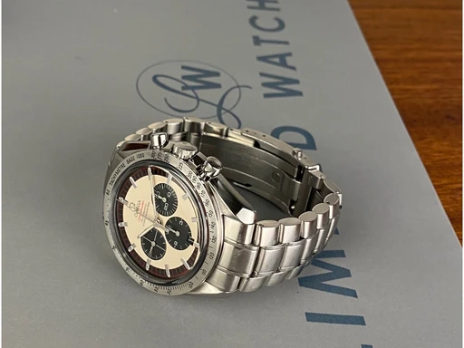 Title: Limited Speedmaster Racing Schumacher
Brand: Omega
Model: Speedmaster Racing Schumacher
Ref: 3559.32.00
Category: Racing
Diameter: 42mm
Functions: Kronograf
Year: 2006
Price: 58000
Condition: 8.0
Dial Color: Hvid
Strap: Metal
Case material: Stål
Gender: Herre
Match: 100.0%
Billedet er ejet af Limited Watches (152415) Et Omega ur