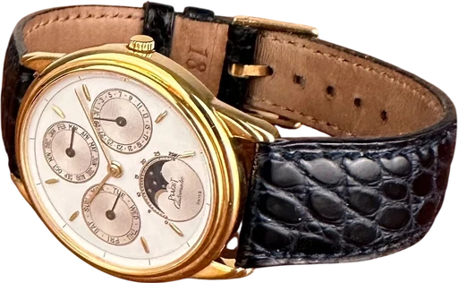 Title: Gouverneur Triple Calender - 33,5 mm
Brand: Piaget
Model: Gouverneur Triple Calender
Ref: 15958
Category: Dress
Diameter: 33mm
Functions: Dato, Ugedag, Månefase
Year: 1985
Price: 60000
Condition: 7.0
Dial Color: Hvid
Strap: Læder
Case material: Guld
Gender: Herre
Match: 100.0%
Billedet er ejet af Limited Watches (152303) Et Piaget ur