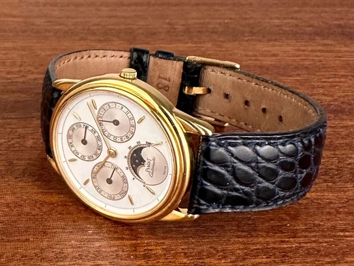 Title: Gouverneur Triple Calender - 33,5 mm
Brand: Piaget
Model: Gouverneur Triple Calender
Ref: 15958
Category: Dress
Diameter: 34mm
Functions: Dato, Ugedag, Månefase
Year: 1980
Price: 60000
Condition: undefined
Dial Color: Hvid
Strap: Læder
Case material: Guld
Gender: Herre
Match: 100.0%
Billedet er ejet af Limited Watches (152303) Et Piaget ur