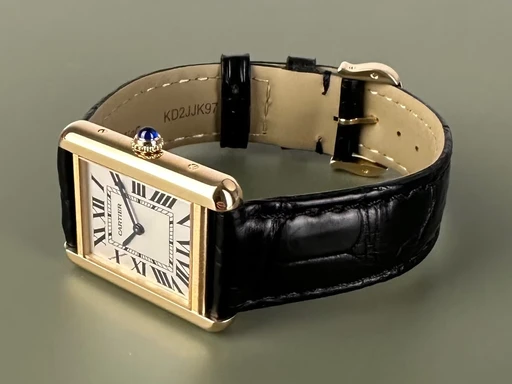 Title: Et eksklusivt Tank Solo small I guld. (New)
Brand: Cartier
Model: Tank Solo small
Ref: W5200002
Category: Dress
Diameter: 24mm
Functions:
Year: 2016
Price: 40000
Condition: 9.0
Dial Color: Hvid
Strap: Læder
Case material: Guld
Gender: Dame
Match: 100.0%
Billedet er ejet af Limited Watches (544374) Et Cartier ur