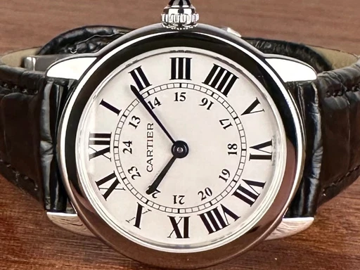 Title: Ronde Solo de Cartier - 30 mm
Brand: Cartier
Model: Ronde Solo de Cartier
Ref: null
Category: Dress
Diameter: 30mm
Functions: Dato
Year: null
Price: 17500
Condition: undefined
Dial Color: Hvid
Strap: Læder
Case material: Stål
Gender: Unisex
Match: 100.0%
Billedet er ejet af Limited Watches (152339) Et Cartier ur