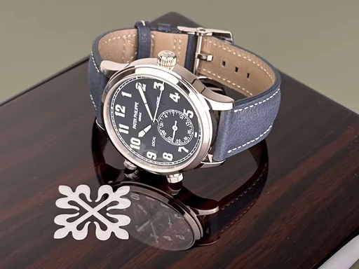 Title: Travel Time - 42 mm (New)
Brand: Patek Philippe
Model: Calatrava Pilot Travel Time
Ref: 5524G-001
Category: Pilot
Diameter: 42mm
Functions: GMT
Year: 2018
Price: 235000
Condition: 8.0
Dial Color: Blå
Strap: Læder
Case material: Guld
Gender: Herre
Match: 100.0%
Billedet er ejet af Limited Watches (527853) Et Patek Philippe ur