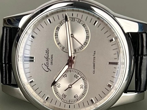 Title: Senator Hand Date - 40 mm. Med 2 nye remme.
Brand: Glashütte Original
Model: Senator Hand Date
Ref: 1-39-58-02-02-04
Category: Dress
Diameter: 40mm
Functions: Dato
Year: 2022
Price: 33000
Condition: undefined
Dial Color: Sølv
Strap: Læder
Case material: Stål
Gender: Herre
Match: 100.0%
Billedet er ejet af Limited Watches (298859) Et Glashütte Original ur