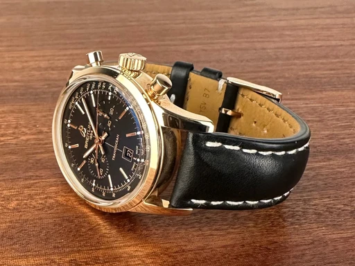 Title: Transocean Chronograph 38
Brand: Breitling
Model: Transocean Chronograph 38
Ref: A4131012
Category: Racing
Diameter: 38mm
Functions: Kronograf, Dato
Year: 2015
Price: 71500
Condition: 8.0
Dial Color: Sort
Strap: Læder
Case material: Guld
Gender: Herre
Match: 100.0%
Billedet er ejet af Limited Watches (152411) Et Breitling ur