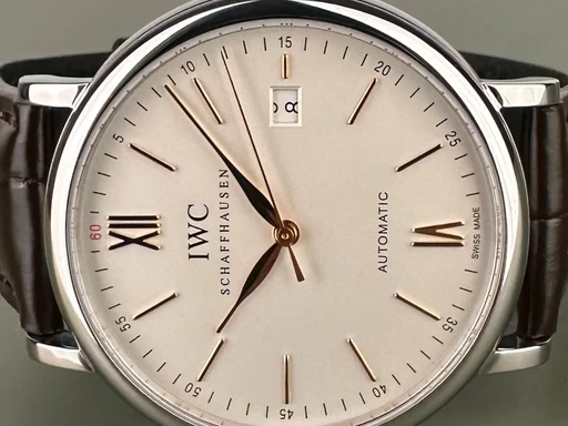 Title: Portofino Automatic - 40 mm
Brand: IWC
Model: Portofino Automatic
Ref: IW356517
Category: Dress
Diameter: 40mm
Functions: Dato
Year: null
Price: 25500
Condition: undefined
Dial Color: Hvid
Strap: Læder
Case material: Stål
Gender: Herre
Match: 100.0%
Billedet er ejet af Limited Watches (298850) Et IWC ur