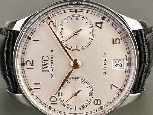Title: Portugieser Automatic 7 Days - 42 mm. Garanti til 06/2026
Brand: IWC
Model: Portugieser Automatic 7 Days
Ref: IW500704
Category: Dress
Diameter: 42mm
Functions: Dato
Year: null
Price: 57000
Condition: undefined
Dial Color: Hvid
Strap: Læder
Case material: Stål
Gender: Herre
Match: 100.0%
Billedet er ejet af Limited Watches (292976) Et IWC ur