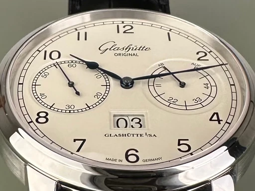 Title: Senator Observer - 44 mm. Med 2 nye remme.
Brand: Glashütte Original
Model: Senator Observer
Ref: 100-1
Category: Dress
Diameter: 44mm
Functions: Dato, Ugedag
Year: null
Price: 51000
Condition: undefined
Dial Color: Hvid
Strap: Læder
Case material: Stål
Gender: Herre
Match: 100.0%
Billedet er ejet af Limited Watches (400179) Et Glashütte Original ur