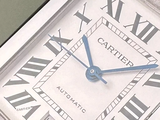 Title: Tank Solo - XL - 31x41 mm. Med to nye remme. Garanti til 10/2027
Brand: Cartier
Model: Tank Solo XL
Ref: WSTA0029
Category: Dress
Diameter: 31mm
Functions: Dato
Year: 2019
Price: 26000
Condition: 9.0
Dial Color: Hvid
Strap: Læder
Case material: Stål
Gender: Herre
Match: 100.0%
Billedet er ejet af Limited Watches (298854) Et Cartier ur