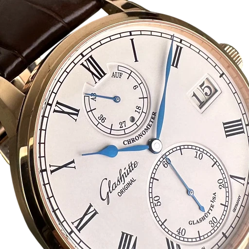 Title: Senator Chronometer - 42 mm
Brand: Glashütte Original
Model: Senator Chronometer
Ref: 1-58-01-02-05-30
Category: Dress
Diameter: 42mm
Functions: Dato
Year: 2021
Price: 145000
Condition: 9.0
Dial Color: Sølv
Strap: Læder
Case material: Guld
Gender: Herre
Match: 100.0%
Billedet er ejet af Limited Watches (564328) Et Glashütte Original ur