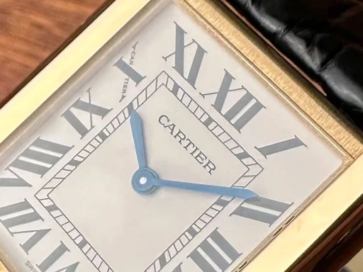 Title: Tank Solo - 24x31 mm - guld
Brand: Cartier
Model: Tank Solo
Ref: W5200002
Category: Dress
Diameter: 24mm
Functions:
Year: 2016
Price: 40000
Condition: undefined
Dial Color: Hvid
Strap: Læder
Case material: Guld
Gender: Dame
Match: 100.0%
Billedet er ejet af Limited Watches (225779) Et Cartier ur