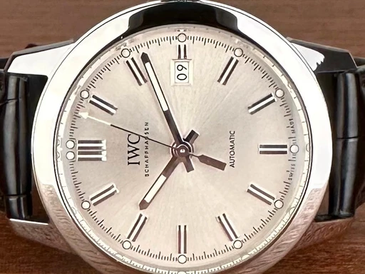 Title: Ingenieur Automatic - 40 mm
Brand: IWC
Model: Ingenieur IW357001
Ref: null
Category: Dress
Diameter: 40mm
Functions: Dato
Year: null
Price: 27000
Condition: undefined
Dial Color: Sølv
Strap: Læder
Case material: Stål
Gender: Herre
Match: 100.0%
Billedet er ejet af Limited Watches (152399) Et IWC ur