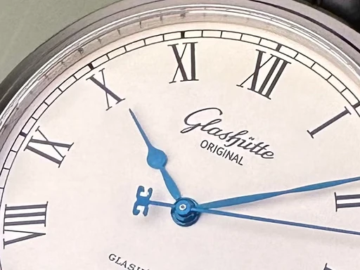 Title: Senator Automatic - 40 mm
Brand: Glashütte Original
Model: Senator Automatic
Ref: 1-39-59-01-02-04
Category: Dress
Diameter: 40mm
Functions:
Year: 2018
Price: 32000
Condition: 9.0
Dial Color: Sølv
Strap: Læder
Case material: Stål
Gender: Herre
Match: 100.0%
Billedet er ejet af Limited Watches (508965) Et Glashütte Original ur