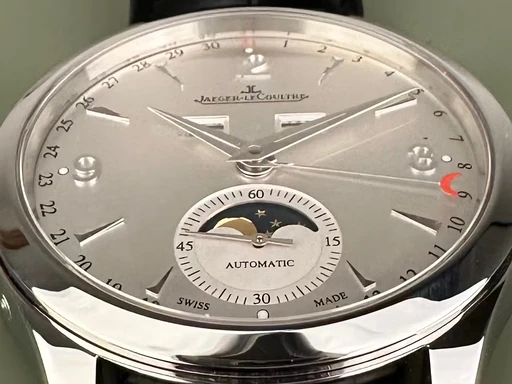 Title: Master Control Calendar - 40 mm. Med to nye remme.
Brand: Jaeger-LeCoultre
Model: Master Control Calendar
Ref: Q1558420
Category: Dress
Diameter: 40mm
Functions: Dato, Ugedag, Månefase
Year: 2017
Price: 49000
Condition: undefined
Dial Color: Sølv
Strap: Læder
Case material: Stål
Gender: Herre
Match: 100.0%
Billedet er ejet af Limited Watches (450373) Et Jaeger-LeCoultre ur