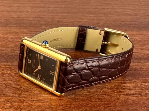 Title: Tank Vermail - Must de Cartier - 23x30 mm
Brand: Cartier
Model: Tank Vermail - Must de Cartier
Ref: 590005
Category: Dress
Diameter: 23mm
Functions:
Year: 1980
Price: 16000
Condition: undefined
Dial Color: Sort
Strap: Læder
Case material: Guld
Gender: Dame
Match: 100.0%
Billedet er ejet af Limited Watches (152351) Et Cartier ur