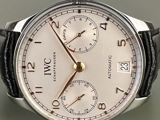 Title: Portugieser Automatic 7 Days - 42 mm. Garanti til 06/2026
Brand: IWC
Model: Portugieser Automatic 7 Days
Ref: IW500704
Category: Dress
Diameter: 42mm
Functions: Dato
Year: 2018
Price: 57000
Condition: undefined
Dial Color: Sølv
Strap: Læder
Case material: Stål
Gender: Herre
Match: 100.0%
Billedet er ejet af Limited Watches (292976) Et IWC ur