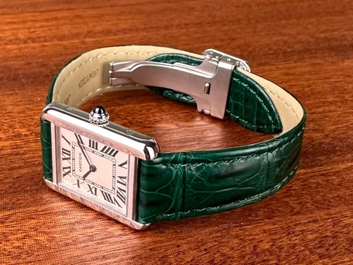 Title: Tank Solo - Small 24x31. Med to nye remme. (New)
Brand: Cartier
Model: Tank Solo - Small
Ref: WSTA0030
Category: Dress
Diameter: 24mm
Functions:
Year: 2018
Price: 22000
Condition: 9.0
Dial Color: Hvid
Strap: Læder
Case material: Stål
Gender: Dame
Match: 100.0%
Billedet er ejet af Limited Watches (536702) Et Cartier ur