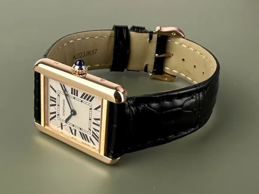 Title: Tank Solo - Small - rose gold. Nye remme. (New)
Brand: Cartier
Model: Tank Solo - Small
Ref: W5200024
Category: Dress
Diameter: 24mm
Functions:
Year: 2017
Price: 39000
Condition: 9.0
Dial Color: Hvid
Strap: Læder
Case material: Guld
Gender: Dame
Match: 100.0%
Billedet er ejet af Limited Watches (562161) Et Cartier ur