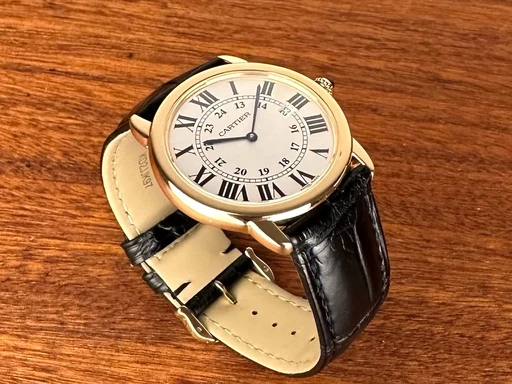 Title: Ronde Solo de Cartier - 36 mm
Brand: Cartier
Model: Ronde Solo de Cartier
Ref: W6700455
Category: Dress
Diameter: 36mm
Functions:
Year: 2016
Price: 33000
Condition: 9.0
Dial Color: Hvid
Strap: Læder
Case material: Guld
Gender: Herre
Match: 100.0%
Billedet er ejet af Limited Watches (152357) Et Cartier ur