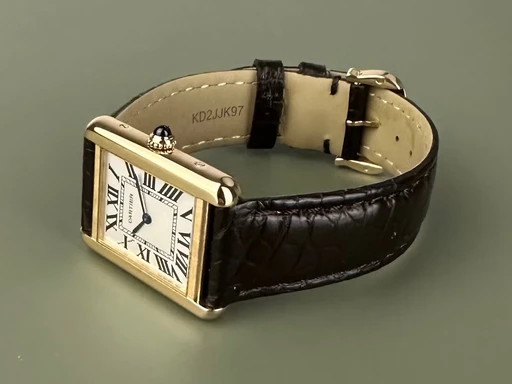 Title: Tank Solo - 24x31 mm. Med 2 nye remme. (New)
Brand: Cartier
Model: Tank Solo
Ref: W1018755
Category: Dress
Diameter: 24mm
Functions:
Year: 2014
Price: 38000
Condition: 9.0
Dial Color: Hvid
Strap: Læder
Case material: Guld
Gender: Dame
Match: 100.0%
Billedet er ejet af Limited Watches (544373) Et Cartier ur