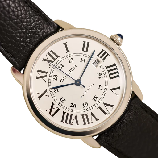 Titel: Ronde Croisière de Cartier WSRN0022, 42 mm
Mærke: Cartier
Model: Ronde Croisière de Cartier
Ref.: WSRN0022
Årgang: 2022
Tilbehør: Boks og Papirer
Stand: 9.0 (Brugt)
Pris: 25.000 kr.
Diameter: 42mm
Funktioner: Dato
Skivefarve: Sølv
Rem: Læder
Kassemateriale: Stål
Kategori: Sport
Køn: Herre
Match: 100.0%
Billedet ejes af Limited Watches (1152310) Et Cartier ur