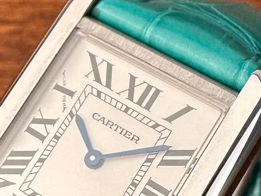 Title: Et eksklusivt Tank Solo fra 2016.
Brand: Cartier
Model: Tank Solo
Ref: null
Category: Dress
Diameter: 24mm
Functions: 
Year: 2016
Price: 22000
Condition: undefined
Dial Color: Hvid
Strap: Læder
Case material: Stål
Gender: Dame
Match: 100.0%
Billedet er ejet af Limited Watches (182826) Et Cartier ur