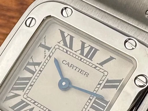 Title: Santos Galbée - 24x35 mm
Brand: Cartier
Model: Santos Galbée
Ref: W20056D6
Category: Dress
Diameter: 24mm
Functions: 
Year: null
Price: 27000
Condition: undefined
Dial Color: Sølv
Strap: Metal
Case material: Stål
Gender: Dame
Match: 100.0%
Billedet er ejet af Limited Watches (400174) Et Cartier ur