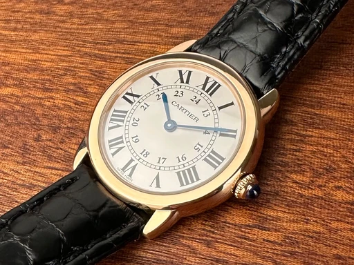 Title: Ronde Solo de Cartier 30 mm - rødguld
Brand: Cartier
Model: Ronde Solo de Cartier
Ref: null
Category: Dress
Diameter: 30mm
Functions:
Year: null
Price: 25000
Condition: undefined
Dial Color: Hvid
Strap: Læder
Case material: Guld
Gender: Unisex
Match: 100.0%
Billedet er ejet af Limited Watches (170744) Et Cartier ur