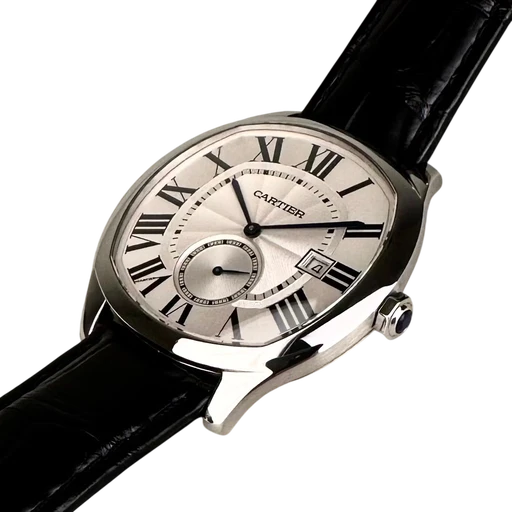 Title: Drive de Cartier. Med 2 nye remme (New)
Brand: Cartier
Model: Drive de Cartier
Ref: WSNM0004
Category: Dress
Diameter: 41mm
Functions: Dato
Year: 2018
Price: 33000
Condition: 9.0
Dial Color: Sølv
Strap: Læder
Case material: Stål
Gender: Herre
Match: 100.0%
Billedet er ejet af Limited Watches (915726) Et Cartier ur