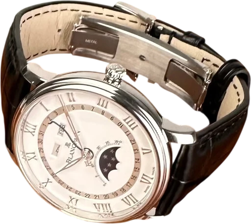 Title: Villeret Quantième Complet
Brand: Blancpain
Model: Villeret Quantième Complet 6654A-1127-55B
Ref: 6654A-1127-55B
Category: Dress
Diameter: 40mm
Functions: Dato, Ugedag, Månefase
Year: 2019
Price: 80000
Condition: 9.0
Dial Color: Hvid
Strap: Læder
Case material: Stål
Gender: Herre
Match: 100.0%
Billedet er ejet af Limited Watches (562155) Et Blancpain ur