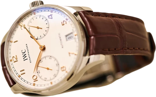 Titel: Portugieser Automatic 7 Days – 42 mm (Nyhed)
Mærke: IWC
Model: Portugieser Automatic 7 Days
Ref.: IW500704
Årgang: 2020
Tilbehør: Boks og Papirer
Stand: 9.0 (Brugt)
Pris: 58.000 kr.
Diameter: 42mm
Funktioner: Dato
Skivefarve: Sølv
Rem: Læder
Kassemateriale: Stål
Kategori: Dress
Køn: Herre
Match: 100.0%
Billedet ejes af Limited Watches (1217558) Et IWC ur
