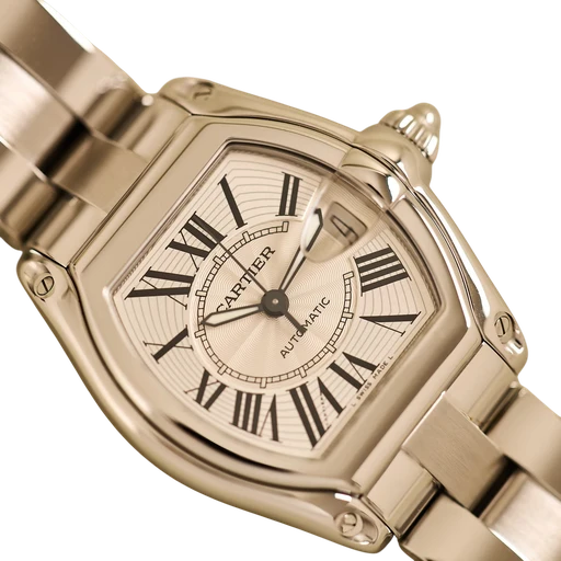 Titel: Roadster W62025V3 – 38 mm (Nyhed)
Mærke: Cartier
Model: Roadster
Ref.: W62025V3
Årgang: 2015
Tilbehør: Boks og Papirer
Stand: 9.0 (Brugt)
Pris: 29.000 kr.
Diameter: 38mm
Funktioner: Dato
Skivefarve: Sølv
Rem: Metal
Kassemateriale: Stål
Kategori: Sport
Køn: Herre
Match: 100.0%
Billedet ejes af Limited Watches (1112543) Et Cartier ur