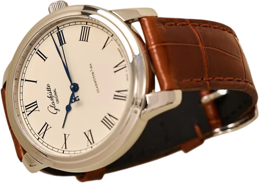 Titel: Senator Automatic - 40 mm (Nyhed)
Mærke: Glashütte Original
Model: Senator Automatic
Ref.: 1-39-59-01-02-04
Årgang: 2014
Tilbehør: Boks og Papirer
Stand: 9.0 (Brugt)
Pris: 32.000 kr.
Diameter: 40mm
Funktioner: Dato
Skivefarve: Sølv
Rem: Læder
Kassemateriale: Stål
Kategori: Dress
Køn: Herre
Match: 100.0%
Billedet ejes af Limited Watches (1052434) Et Glashütte Original ur