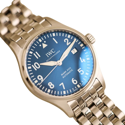 Titel: Pilot's Watch Mark XVIII 40 mm med blå skive og stållænke (Nyhed)
Mærke: IWC
Model: Pilot's Watch Mark XVIII
Ref.: IW327014
Årgang: 2018
Tilbehør: Boks og Papirer
Stand: 9.0 (Brugt)
Pris: 32.000 kr.
Diameter: 40mm
Funktioner: Dato
Skivefarve: Blå
Rem: Metal
Kassemateriale: Stål
Kategori: Pilot
Køn: Herre
Match: 100.0%
Billedet ejes af Limited Watches (1217566) Et IWC ur