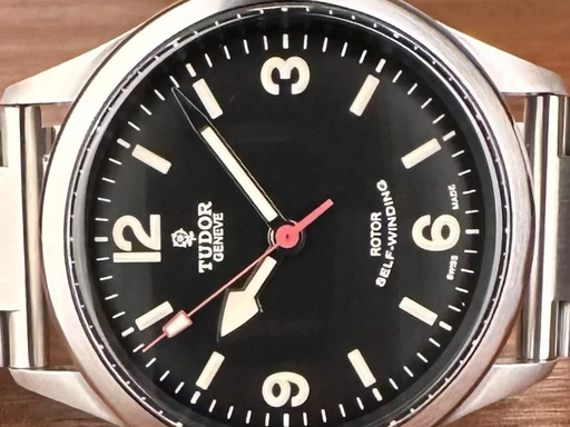 Title: Heritage Ranger 	6 mm
Brand: Tudor
Model: Heritage Ranger
Ref: null
Category: Sport
Diameter: 41mm
Functions: 
Year: null
Price: 24000
Condition: undefined
Dial Color: Sort
Strap: Metal
Case material: Stål
Gender: Herre
Match: 100.0%
Billedet er ejet af Limited Watches (172820) Et Tudor ur