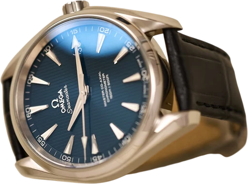 Titel: 231.13.42.21.03.001
Mærke: Omega
Model: Seamaster Aqua Terra
Ref.: 231.13.42.21.03.001
Årgang: 2019
Tilbehør: Boks og Papirer
Stand: 9.0 (Brugt)
Pris: 32.000 kr.
Diameter: 42mm
Funktioner: Dato
Skivefarve: Blå
Rem: Læder
Kassemateriale: Stål
Kategori: Dress
Køn: Herre
Match: 100.0%
Billedet ejes af Limited Watches (1052444) Et Omega ur