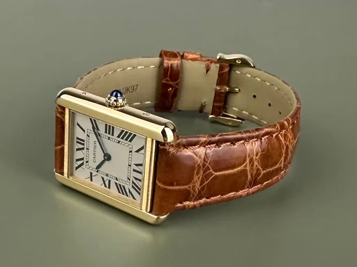 Title: Tank Solo - 24x31 mm - guld (New)
Brand: Cartier
Model: Tank Solo
Ref: W5200002
Category: Dress
Diameter: 24mm
Functions:
Year: 2018
Price: 40000
Condition: 9.0
Dial Color: Hvid
Strap: Læder
Case material: Guld
Gender: Dame
Match: 100.0%
Billedet er ejet af Limited Watches (536709) Et Cartier ur