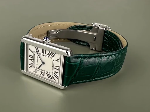 Title: Tank Solo - Large 27x35 mm. Garanti til 05/2028. Med to nye remme. (New)
Brand: Cartier
Model: Tank Solo - Large
Ref: WSTA0028
Category: Dress
Diameter: 27mm
Functions: Dato
Year: 2020
Price: 22500
Condition: 9.0
Dial Color: Hvid
Strap: Læder
Case material: Stål
Gender: Dame
Match: 100.0%
Billedet er ejet af Limited Watches (544372) Et Cartier ur