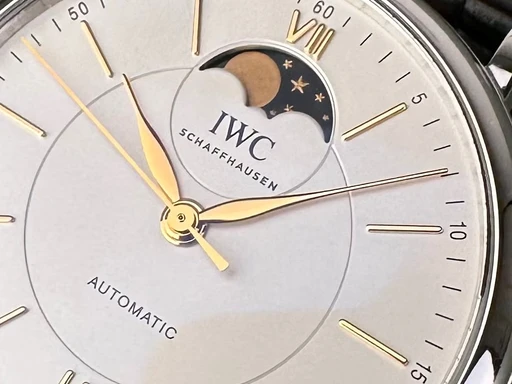 Title: Portofino Aut. Moonphase - 40 mm (New)
Brand: IWC
Model: Portofino Automatic Moon Phase IW459401
Ref: null
Category: Dress
Diameter: 40mm
Functions: Månefase, Dato
Year: null
Price: 37000
Condition: undefined
Dial Color: Sølv
Strap: Læder
Case material: Stål
Gender: Herre
Match: 100.0%
Billedet er ejet af Limited Watches (441299) Et IWC ur