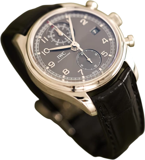 Titel: Portugieser Chronograph Flyback - 42 mm
Mærke: IWC
Model: Portugieser Chronograph Flyback IW390404
Ref.: IW390404
Kategori: Dress
Diameter: 42mm
Funktioner: Kronograf, Dato, Kronograf
Årgang: 2015
Pris: 45000
Stand: 9.0 (Brugt)
Skivefarve: Grå
Rem: Læder
Kassemateriale: Stål
Køn: Herre
Match: 100.0%
Billedet ejes af Limited Watches (869806) Et IWC ur