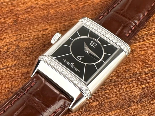 Title: Reverso Classic Small Duo
Brand: Jaeger-LeCoultre
Model: Reverso Classic Small Duetto
Ref: Q2668432
Category: Dress
Diameter: nullmm
Functions: 
Year: null
Price: 57000
Condition: undefined
Dial Color: Sort
Strap: Læder
Case material: Stål
Gender: Unisex
Match: 100.0%
Billedet er ejet af Limited Watches (152398) Et Jaeger-LeCoultre ur