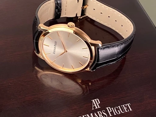 Title: Jules Audemars Extra-Thin - 41 mm. Med 2 nye remme.
Brand: Audemars Piguet
Model: Jules Audemars Extra-Thin
Ref: null
Category: Dress
Diameter: 41mm
Functions: 
Year: null
Price: 93000
Condition: undefined
Dial Color: Sølv
Strap: Læder
Case material: Guld
Gender: Herre
Match: 100.0%
Billedet er ejet af Limited Watches (400178) Et Audemars Piguet ur