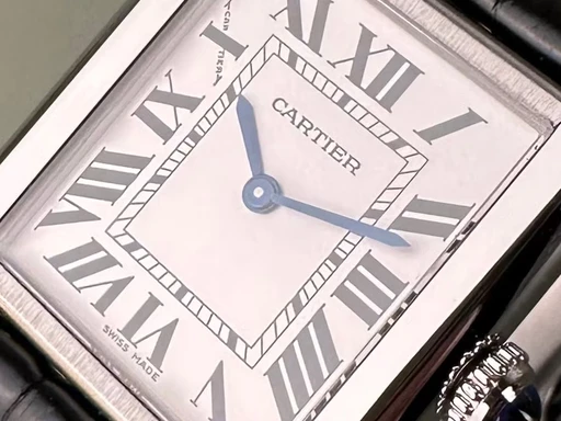 Title: Tank Solo - Small 24x31 - Med 2 nye remme.
Brand: Cartier
Model: Tank Solo - Small
Ref: null
Category: Dress
Diameter: 24mm
Functions: 
Year: null
Price: 22000
Condition: undefined
Dial Color: Hvid
Strap: Læder
Case material: Stål
Gender: Dame
Match: 100.0%
Billedet er ejet af Limited Watches (404612) Et Cartier ur