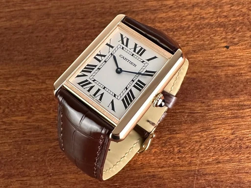 Title: Tank Solo Large - 27x35 mm
Brand: Cartier
Model: Tank Solo Large
Ref: null
Category: Dress
Diameter: 27mm
Functions: 
Year: null
Price: 41000
Condition: undefined
Dial Color: Hvid
Strap: Læder
Case material: Guld
Gender: Dame
Match: 100.0%
Billedet er ejet af Limited Watches (152419) Et Cartier ur