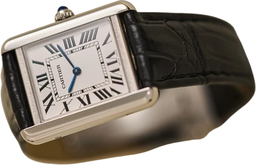 Titel: Tank Solo (Nyhed)
Mærke: Cartier
Model: Tank Solo
Ref.: WSTA0030
Årgang: 2019
Tilbehør: Boks og Papirer
Stand: 9.0 (Brugt)
Pris: 23.000 kr.
Diameter: 24mm
Funktioner:
Skivefarve: Hvid
Rem: Læder
Kassemateriale: Stål
Kategori: Dress
Køn: Dame
Match: 100.0%
Billedet ejes af Limited Watches (1027567) Et Cartier ur