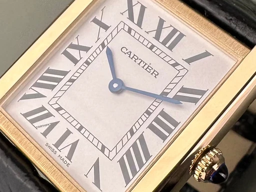 Title: Tank Solo - 27x35 mm - large. Med 2 nye remme.
Brand: Cartier
Model: Tank Solo
Ref: W5200004
Category: Dress
Diameter: 27mm
Functions:
Year: 2018
Price: 40000
Condition: 9.0
Dial Color: Hvid
Strap: Læder
Case material: Guld
Gender: Dame
Match: 100.0%
Billedet er ejet af Limited Watches (508963) Et Cartier ur