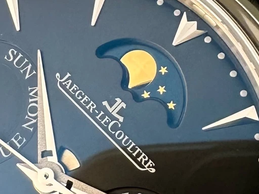 Title: Master Ultra Thin Perpetual.
Brand: Jaeger-LeCoultre
Model: Master Ultra Thin Perpetual
Ref: null
Category: Dress
Diameter: nullmm
Functions: Dato, Månefase, Ugedag
Year: null
Price: 110000
Condition: undefined
Dial Color: Blå
Strap: Andet
Case material: Stål
Gender: Herre
Match: 100.0%
Billedet er ejet af Limited Watches (235773) Et Jaeger-LeCoultre ur