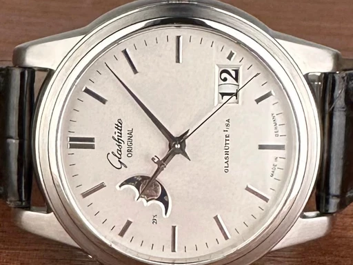 Title: Senator Panorama Moonphase - 40 mm
Brand: Glashütte Original
Model: Senator Panorama Moonphase
Ref: 1-39-41-04-12-04
Category: Dress
Diameter: 40mm
Functions: Dato, Månefase
Year: 2003
Price: 44000
Condition: undefined
Dial Color: Sølv
Strap: Læder
Case material: Stål
Gender: Herre
Match: 100.0%
Billedet er ejet af Limited Watches (152381) Et Glashütte Original ur