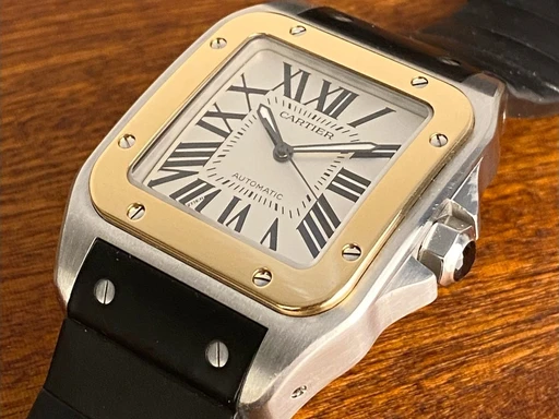 Title: Santos 100 - 41x51 mm
Brand: Cartier
Model: Santos 100
Ref: null
Category: Dress
Diameter: 41mm
Functions: Dato
Year: 2006
Price: 40000
Condition: undefined
Dial Color: Hvid
Strap: Gummi
Case material: Stål
Gender: Herre
Match: 100.0%
Billedet er ejet af Limited Watches (152331) Et Cartier ur