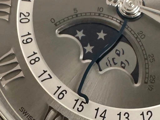 Title: Villeret Quantième Complet Calender
Brand: Blancpain
Model: Villeret Quantième Complet Calender
Ref: 6654-1113-55B
Category: Dress
Diameter: 40mm
Functions: Dato, Månefase
Year: null
Price: 72000
Condition: undefined
Dial Color: Sølv
Strap: Læder
Case material: Stål
Gender: Herre
Match: 100.0%
Billedet er ejet af Limited Watches (152403) Et Blancpain ur